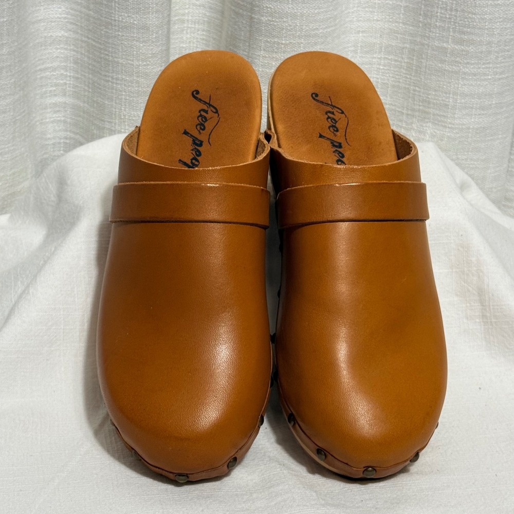 Free People Leather Wooden Clogs 40/9.5 US Tan Studded Made in Italy Mules - Picture 3 of 9